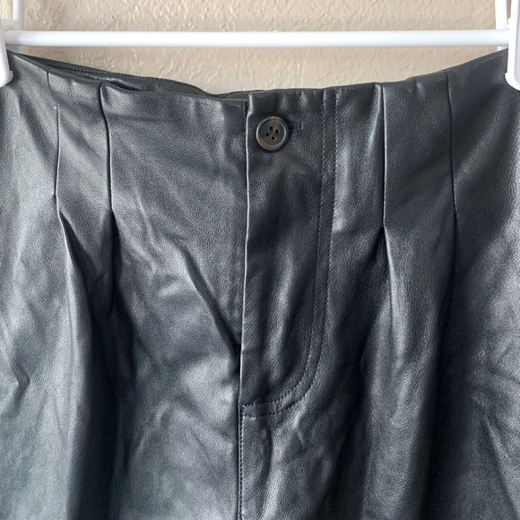 7 For All Mankind Black High Waist Shorts - Picture 5 of 6